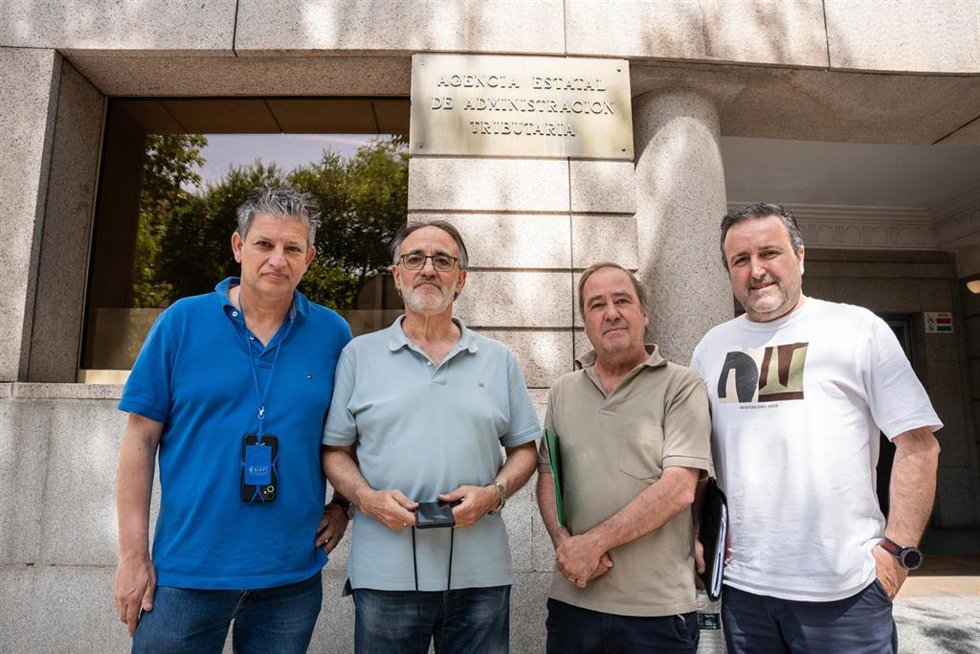 (I-D) El secretario general de SIAT, Manuel Porras; el representante estatal de UGT en AEAT, Antonio García; el portavoz CSIF en la Agencia Tributaria, Agustín Muñoz y el secretario general de CCOO, Paco Tamargo, tras ofrecer declaraciones a los medios,