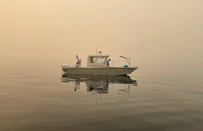 Los científicos de la UC Davis toman muestras del lago Tahoe en medio del espeso humo de los incendios forestales en 2021.