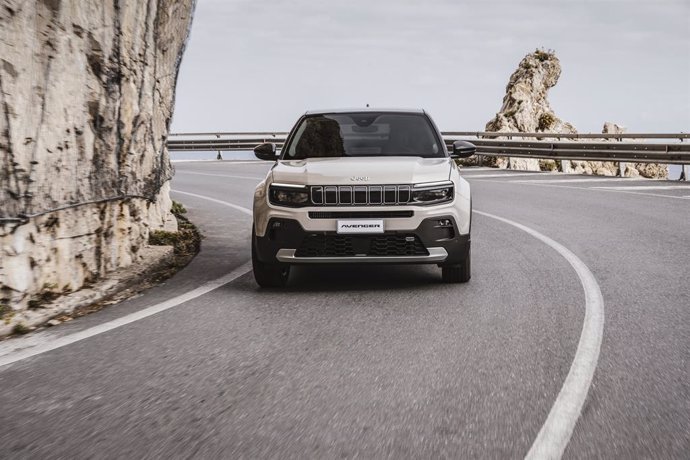 Archivo - El Jeep Avenger e-Hybrid.