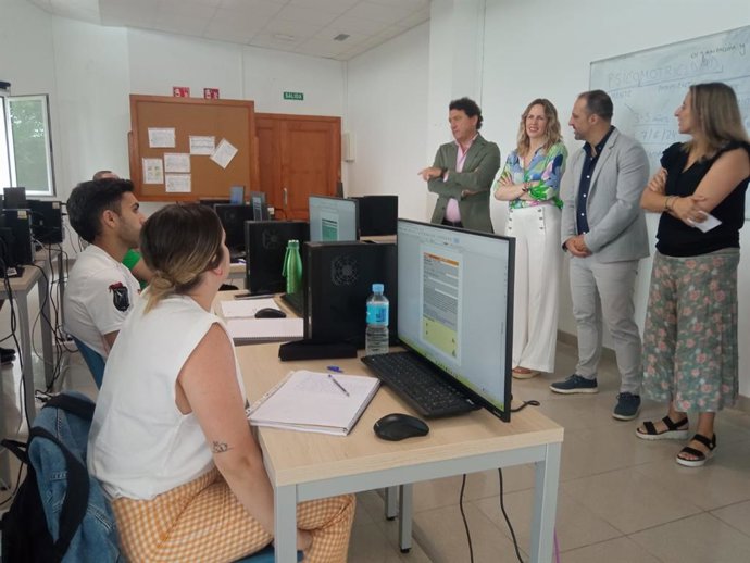 La vicepresidenta de la Mancomunidad de Municipios de la Sierra, Ana Medina, el delegado territorial de Empleo, Empresa y Trabajo Autónomo, Daniel Sánchez y los alcaldes de Prado del Rey y Ubrique, Vanesa Beltrán y Mario Casillas.