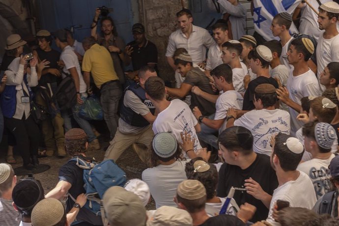 Archivo - 06 May 2024, ---, Jerusalem: Right-wing Israelis attack Palestinian journalist Saif Kwasmi during their march to commemorate Jerusalem day. Photo: Ilia Yefimovich/dpa