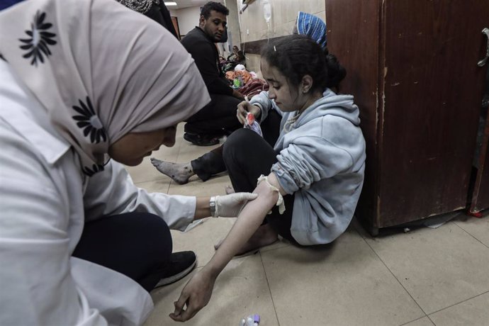 Archivo - Niños heridos por los ataques de Israel son atendidos en un hospital de Gaza.