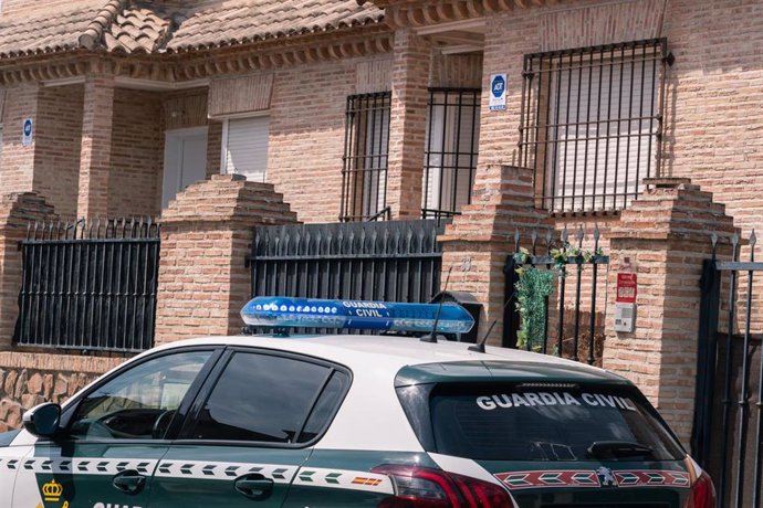 Un coche de la Guardia Civil en el lugar en el que han sido detenidas las dos personas relacionadas con el asesinato de Borja Villacís, a 5 de junio de 2024, en Yuncos, Toledo.