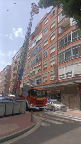 Camión escalera de los Bomberos de Valladolid trabajando en la calle Portillo de Balboa