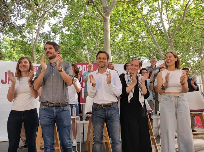 El candidato de los Comuns a las elecciones europeas, Jaume Asens, el ministro de Cultura, Ernest Urtasun, la líder de los Comuns en el Parlament, Jéssica Albiach, la exalcaldesa de Barcelona Ada Colau, y la candidata Júlia Miralles