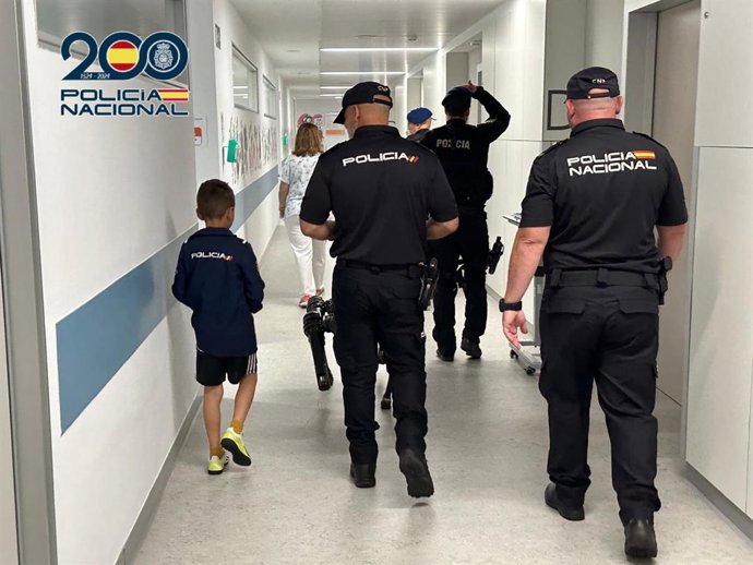 La Policía Nacional realiza una exhibición de medios para los más pequeños en el Hospital de Valdecilla