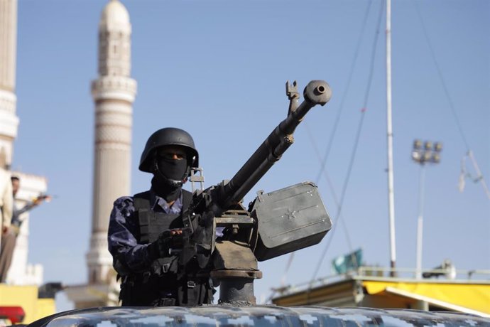 Archivo - 02 February 2024, Yemen, Sanaa: A soldir of the Iran-backed Houthi militia takes part in a demonstration against the USA and Israel and solidarity with Palestinians people at Gaza Strip, amid growing tensions between the USA and the Houthis foll