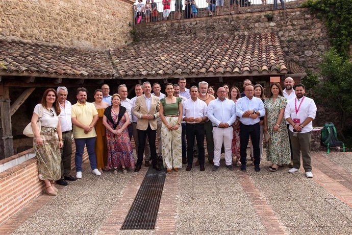 Foto de familia de los asistentes a la apertura del Festival Internacional del Aire.