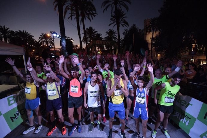 Archivo - Algunos corredores de la Binter NightRun Mallorca, en una foto de archivo.