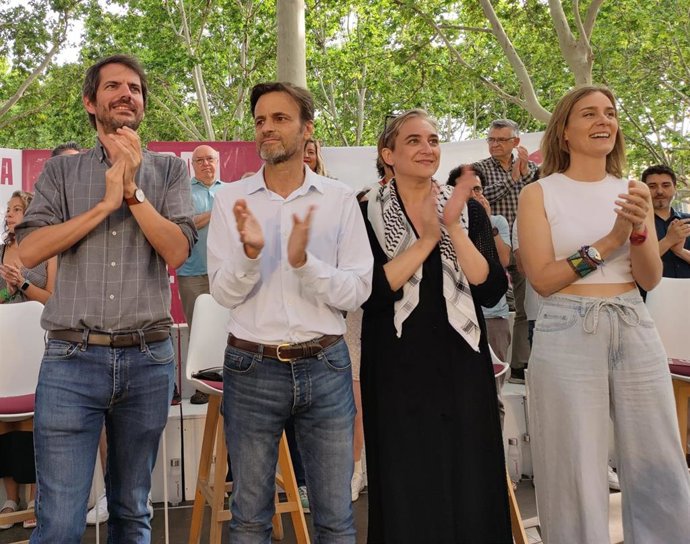 El ministro de Cultura, Ernest Urtasun; el candidato de los Comuns a las elecciones europeas, Jaume Asens; la líder de los Comuns en el Parlament, Jéssica Albiach, y la exalcaldesa de Barcelona y líder de BComú, Ada Colau.