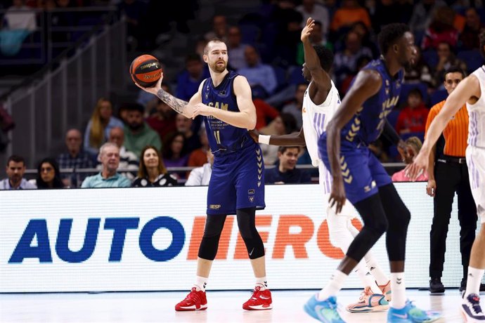 Archivo - Nemanja Radovic of UCAM Murcia in action during the spanish league, Liga ACB Endesa - Regular Season, basketball match played between Real Madrid Baloncesto and UCAM Murcia at Wizink Center pavilion on november 20, 2022, in Madrid, Spain.