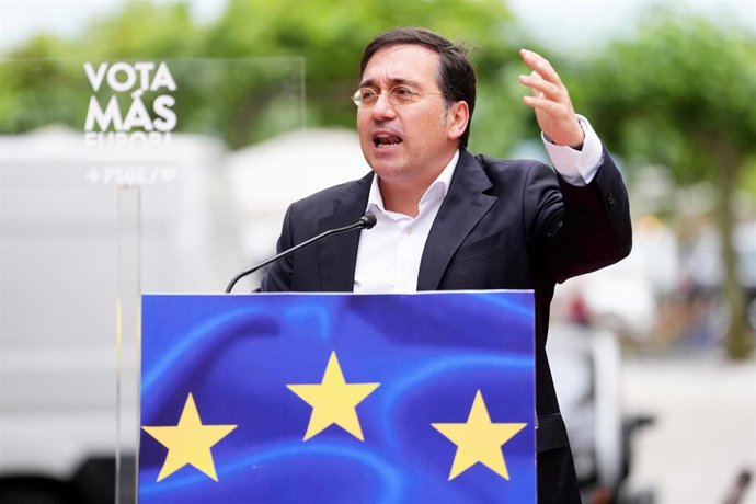 El ministro de Asuntos Exteriores, José Manuel Albares, durante un acto público de cierre de campaña del PSOE, en la plaza del Cuadro de Santander, a 7 de junio de 2024, en Santander, Cantabria (España).