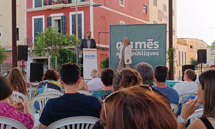 El coordinador de MÉS per Mallorca, Lluís Apesteguia, y la candidata de Ara MÉS, Alice Weber, en el acto del cierre de campaña del 9J.