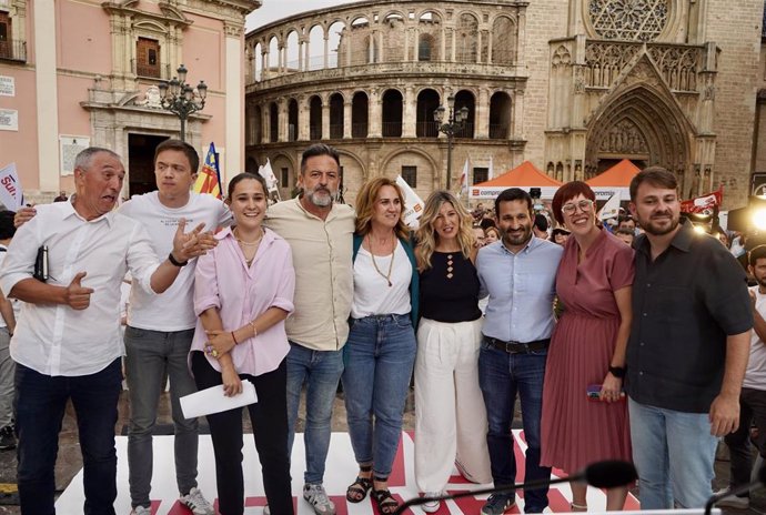 La líder de Sumar, Yolanda Díaz, la cabeza de lista al 9J, Estrella Galán; el portavoz en el Congreso, Íñigo Errejón, los candidatos al 9J Vicent Marzà, Manu Pineda, Andere Nieva y los dirigentes de Compromís Joan Baldoví, Águeda Micó y Alberto Ibáñez.