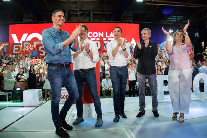 El secretario general del PSOE y presidente del Gobierno, Pedro Sánchez (1i), la candidata socialista a las elecciones europeas, vocal de la CEF-PSOE, vicepresidenta tercera y ministra para la Transición Ecológica y el Reto Demográfico, Teresa Ribera (1d)