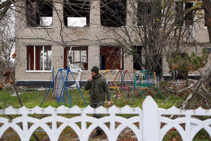 Archivo - November 8, 2022, Kherson Oblast, Kherson Oblast, Ukraine: A Ukrainian serviceman is seen at a kindergarten in Kherson Oblast that was destroyed by Russian missiles, as Russian invasion of Ukraine enters its 258th day. Tense fights have continue