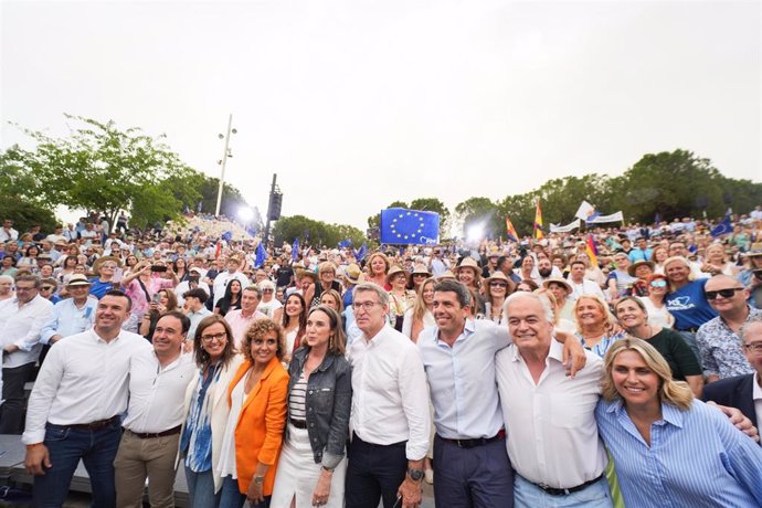 Varios dirigentes del PP durante un mitin de cierre de campaña del Partido Popular, en el Auditorio Parque de Cabecera.