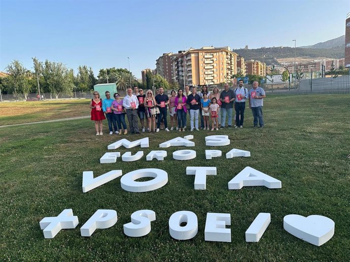 Miembros del PSOE de Jaén durante el reparto electoral de fin de campaña en el barrio de Expansión Norte de Jaén.