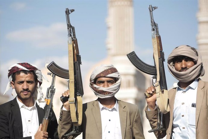 Archivo - 02 February 2024, Yemen, Sanaa: Armed rebels of the Iran-backed Houthi militia take part in a demonstration against the USA and Israel and solidarity with Palestinians people at Gaza Strip, amid growing tensions between the USA and the Houthis f