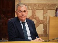 Sanz pide a la oposición que renuncie por escrito a la moción de censura para aprobar el presupuesto en junio