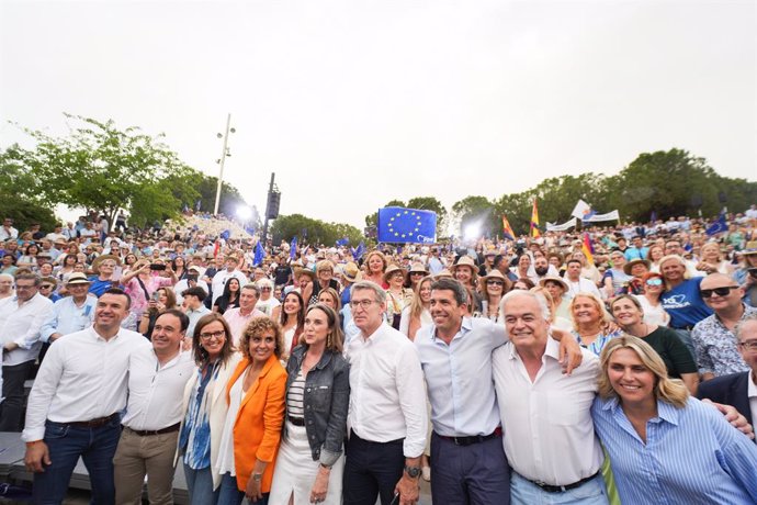 Varios dirigentes del PP durante un mitin de cierre de campaña del Partido Popular, en el Auditorio Parque de Cabecera, a 7 de junio de 2024, en Valencia, Comunidad Valenciana (España). Feijóo se ha trasladado al Auditorio Parque de Cabecera de Valencia p