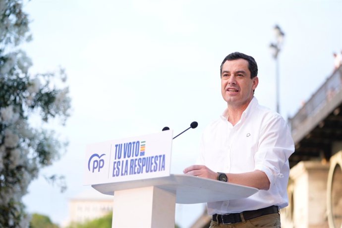 Juanma Moreno, este viernes en Sevilla, en el acto de cierre de campaña de las elecciones europeas