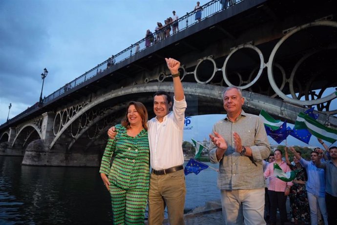 Carmen Crespo, Juanma Moreno (c.) y José Luis Sanz, este viernes en Sevilla, en el acto de cierre de la campaña por el 9J