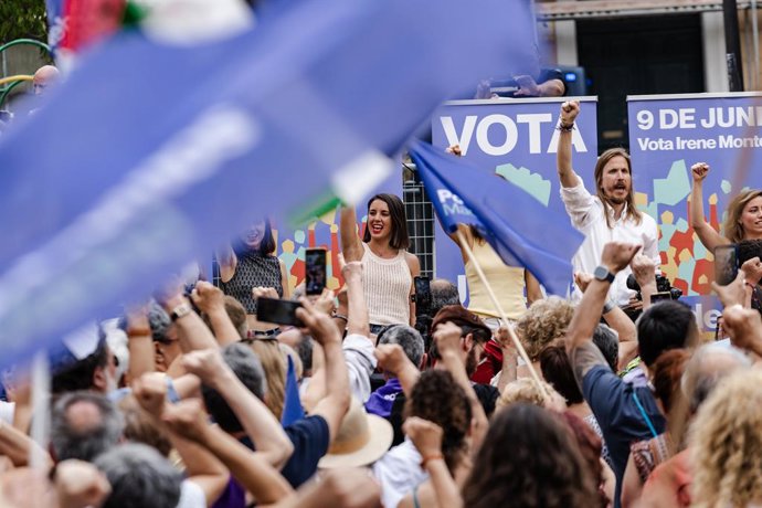 (I-D) La secretaria general de Podemos, Ione Belarra; la cabeza de lista de Podemos a las elecciones europeas, Irene Montero y los portavoces Isa Serra y Pablo Fernández, durante el acto de cierre de campaña de Podemos para los comicios europeos, en la 