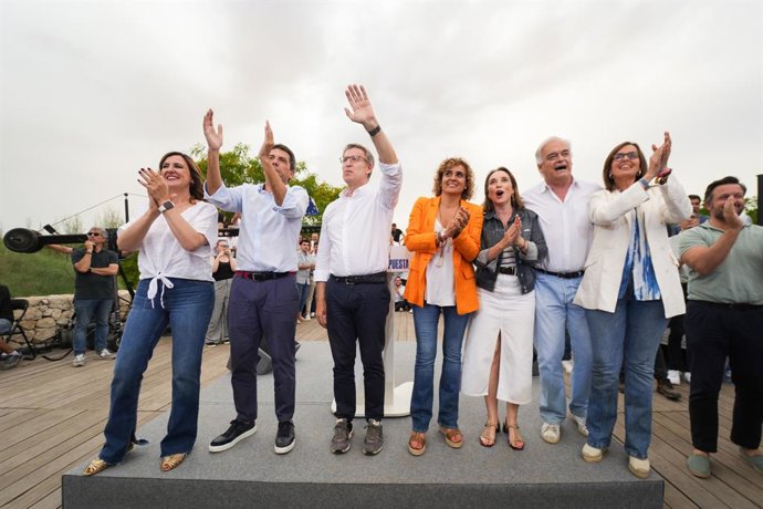 Varios dirigentes del PP durante un mitin de cierre de campaña del Partido Popular, en el Auditorio Parque de Cabecera, a 7 de junio de 2024, en Valencia, Comunidad Valenciana (España). Feijóo se ha trasladado al Auditorio Parque de Cabecera de Valencia p