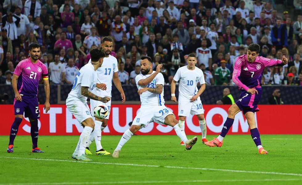 07 June 2024, North Rhine-Westphalia, Moenchengladbach: Germany's Kai Havertz (R) scores his side's first goal of the game during the International Friendly soccer match between Germany and Greece at BORUSSIA-PARK, as part of preparations for UEFA EURO 