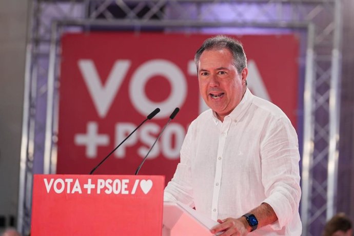 El secretario general del PSOE-A, Juan Espadas, interviene en el mitin de cierre de campaña de las elecciones europeas del PSOE-A en Sevilla.