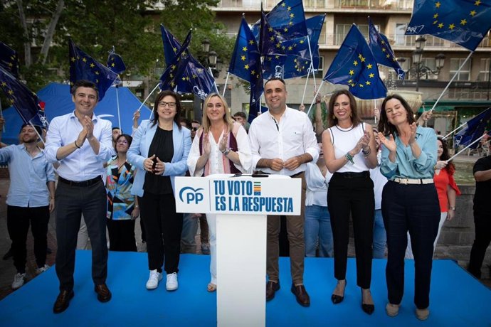 El presidente del Partido Popular de Granada, Francis Rodríguez, ha clausurado junto a sus compañeros de formación el acto de cierre de campaña.