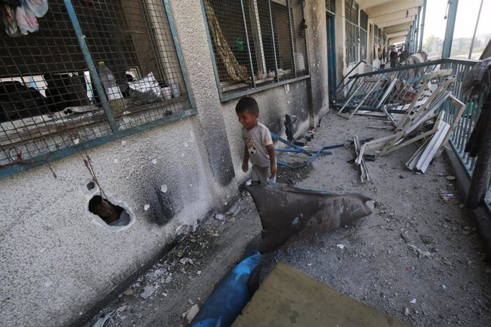 Daños a una escuela de la Agencia de Naciones Unidas para los Refugiados de Palestina en Oriente Próximo (UNRWA) en el campo de refugiados de Nuseirat, en el centro de la Franja de Gaza