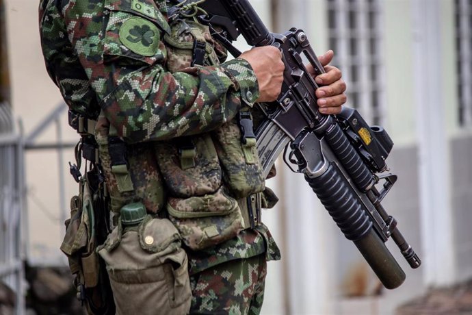 Un militar participa en las acciones posteriores a un ataque contra una comisaría de policía en Jamundí, Colombia, el pasado de mayo