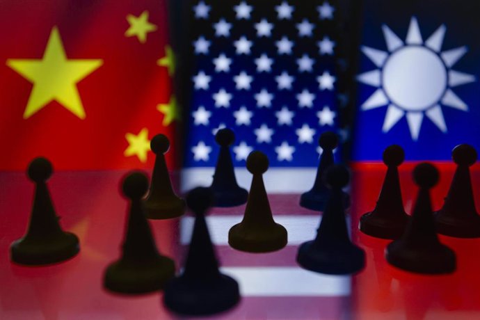 Archivo - Banderas de China, Estados Unidos y Taiwán.