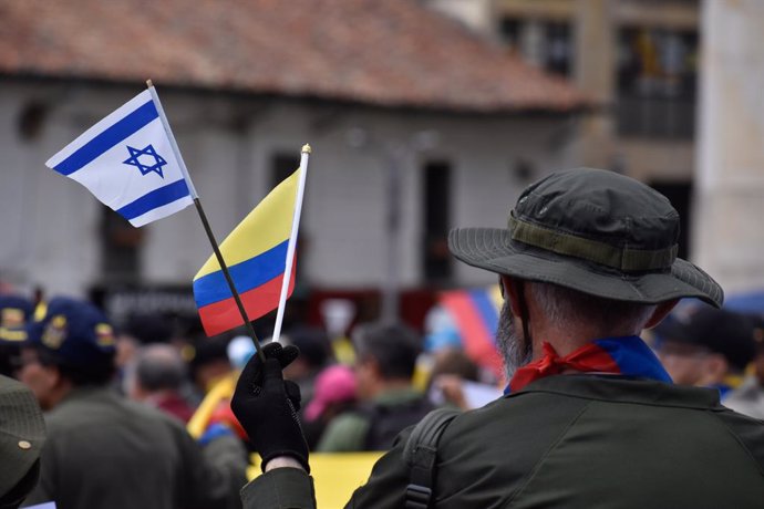 Archivo - October 18, 2023, Bogota, Cundinamarca, Colombia: demonstrators hold banners and flags in support to Israel as Colombian military veterans hold a demonstration against the government of Colombian president Gustavo Petro on October 18, 2023.