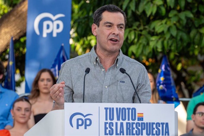 El presidente de la Junta de Andalucía, Juanma Moreno, interviene durante un acto de campaña de su partido, en la plaza de San Gonzalo de Sevilla, a 05 de junio de 2024, en Sevilla