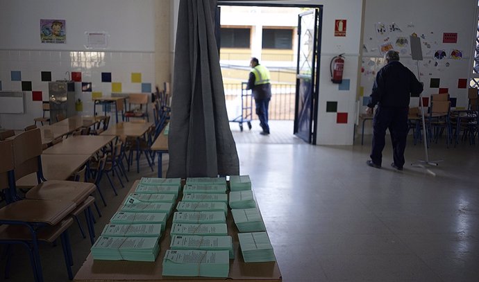 Archivo - Preparativos en un colegio electoral en una imagen de archivo