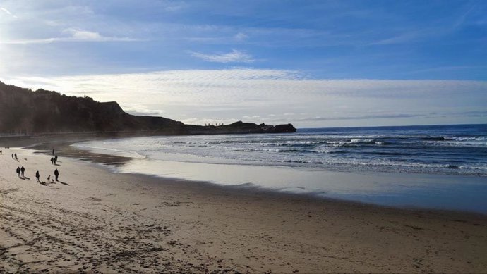 Archivo - Playa de Salinas, en Castrillón, con el mirador de la Peñona, cerrado, al fondo.