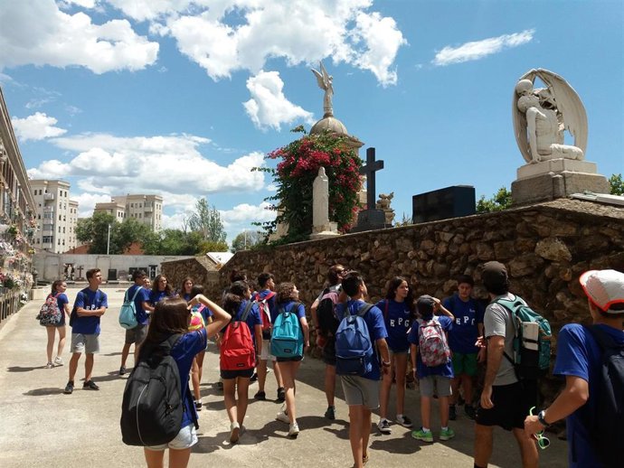 Participantes en una visita guiada en un cementerio de Barcelona.