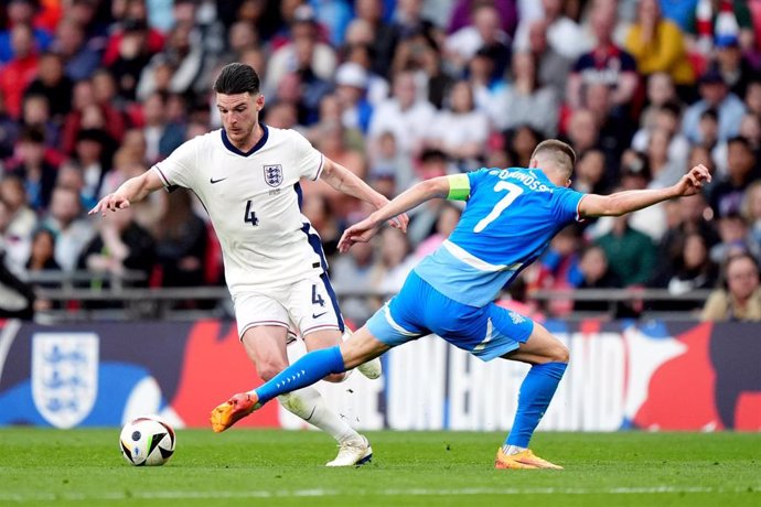 Declan Rice y Johann Berg Gudmundsson en el Inglaterra-Islandia de Wembley