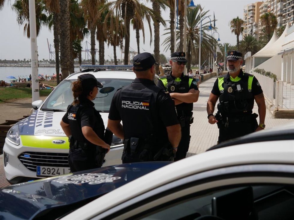Archivo - Agentes de la Policía Nacional y Local de Málaga. (Foto de archivo).