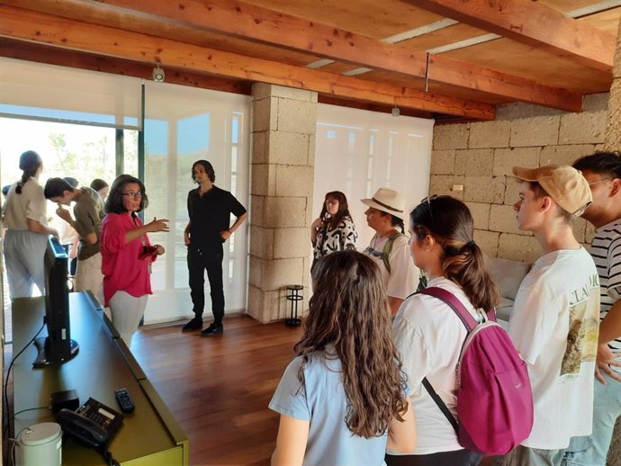 Estudiantes de segundo curso del Grado de Arquitectura de la Universidad de Las Palmas de Gran Canaria (ULPGC) visitan el LivingLab Casas Biolclimáticas del ITER