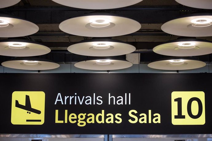 Archivo - Puerta 10 de llegadas de la terminal T4 del Aeropuerto Adolfo Suárez Madrid Barajas, a 3 de abril de 2024, en Madrid (España). 