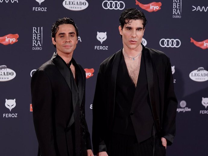 Archivo - Los directores Javier Ambrossi (i) y Javier Calvo (d) posan en la alfombra roja previa a la gala de la XI edición de los Premios Feroz, en el Palacio de Vistalegre, a 26 de enero de 2024, en Madrid (España).