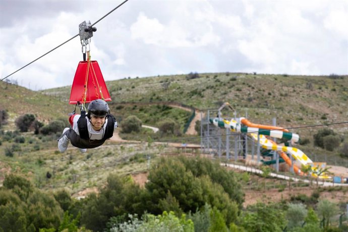 La nueva tirolina de Sendaviva, que emula el vuelo de un águila, permite alcanzar los 120 km/h