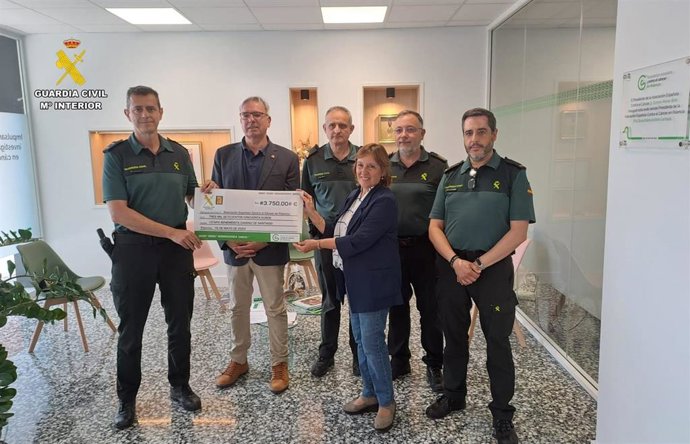 La Guardia Civil hace entrega del cheque con lo recaudado en la I Etapa Benemérita contra el cáncer de Palencia