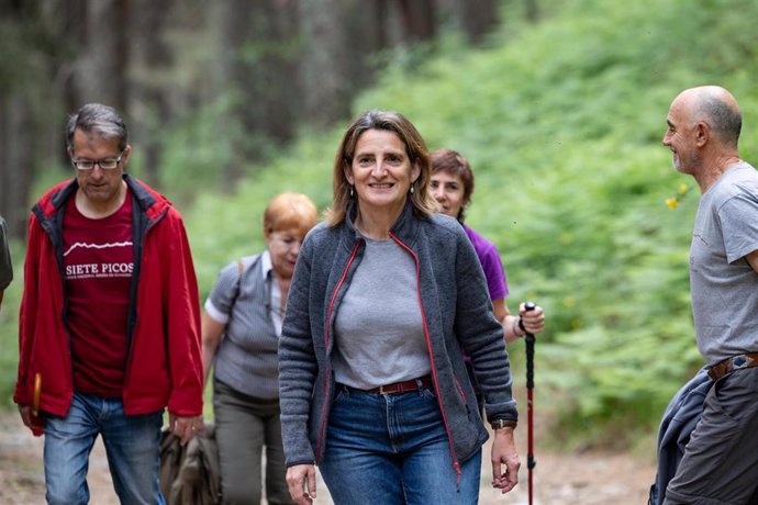 9J.- Teresa Ribera (PSOE) Pasa La Jornada De Reflexión Dando Un Paseo Por Cercedilla (Madrid)