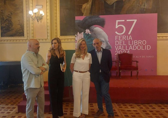 Entrega del XXI Premio de la Crítica de Castilla y León al escritor Alejandro Cuevas.