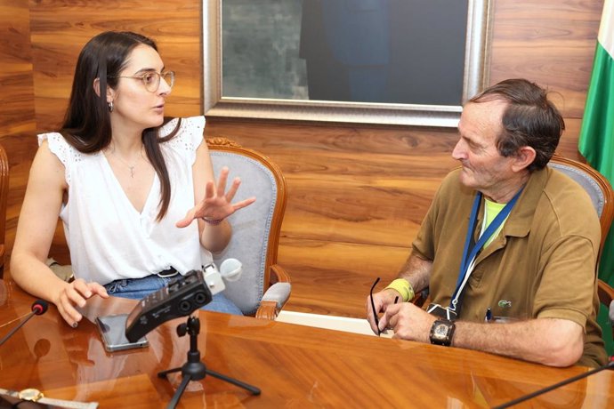 La técnica de investigación Belén Extremera entrevista a vecinos de Torrox durante su visita a la localidad.